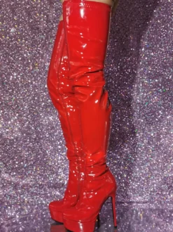 Cuissardes sexy à plateforme rouge à talons hauts sur les bottes au genou