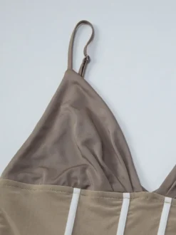 Débardeur kaki à bretelles fines et décolleté gainant pour femme