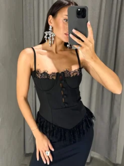 Débardeur noir à bretelles fines et dos nu en dentelle style décontracté pour femme.
