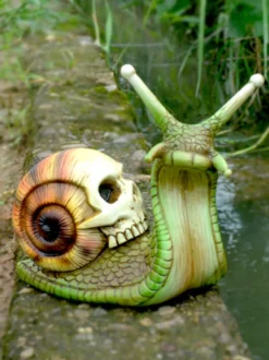 Décoration d'Halloween Sculpture de crâne d'escargot gothique Statue en résine d'art osseux