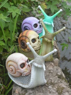 Décoration d'Halloween Sculpture de crâne d'escargot gothique Statue en résine d'art osseux