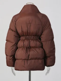 Doudoune courte matelassée pour femme col cache-cœur et ceinture à la taille avec boucle ajustable.