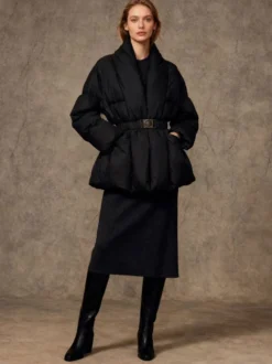 Doudoune courte matelassée pour femme col cache-cœur et ceinture à la taille avec boucle ajustable.