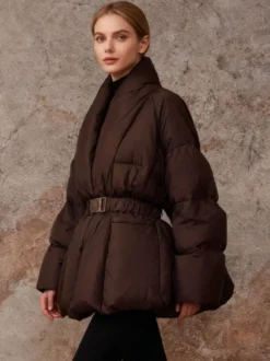 Doudoune courte matelassée pour femme col cache-cœur et ceinture à la taille avec boucle ajustable.