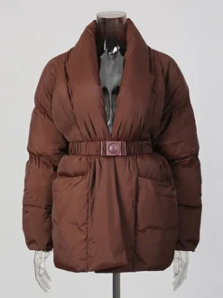 Doudoune courte matelassée pour femme col cache-cœur et ceinture à la taille avec boucle ajustable.