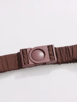 Doudoune courte matelassée pour femme col cache-cœur et ceinture à la taille avec boucle ajustable.