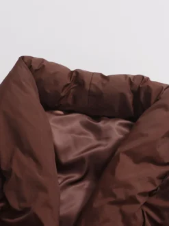 Doudoune courte matelassée pour femme col cache-cœur et ceinture à la taille avec boucle ajustable.