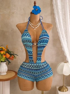 Ensemble bikini 3 pièces vintage à chevrons en maille dos nu et découpes avec short de plage assorti.