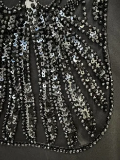 Ensemble blazer et pantalon en tulle noir à col en V en crêpe à sequins.