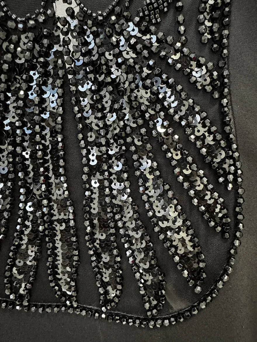 Ensemble blazer et pantalon en tulle noir à col en V en crêpe à sequins.