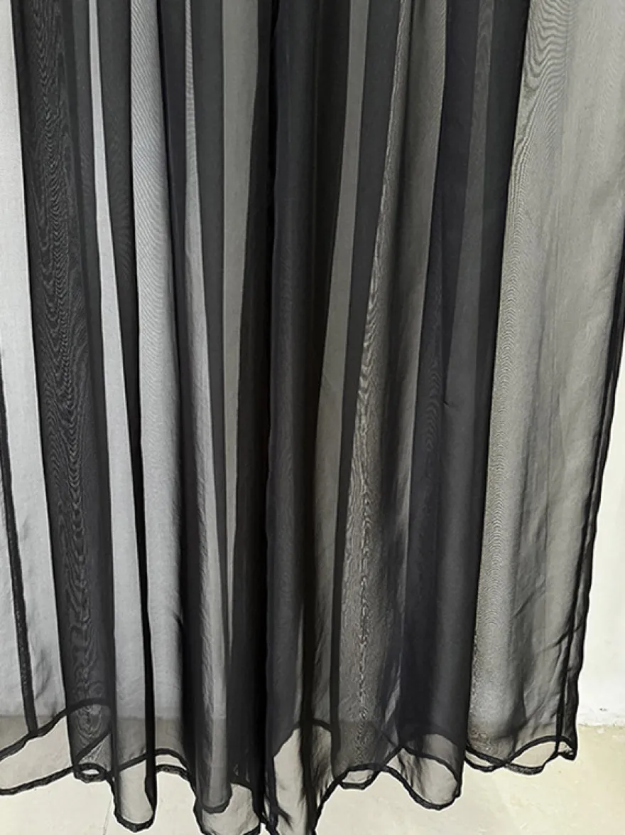 Ensemble blazer et pantalon en tulle noir à col en V en crêpe à sequins.