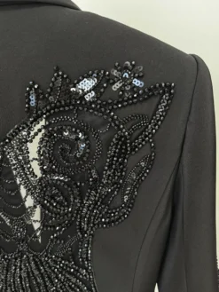 Ensemble blazer et pantalon en tulle noir à col en V en crêpe à sequins.
