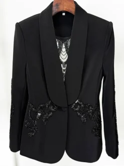 Ensemble blazer et pantalon en tulle noir à col en V en crêpe à sequins.