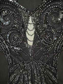 Ensemble blazer et pantalon en tulle noir à col en V en crêpe à sequins.