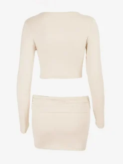 Ensemble crop top à manches longues décolleté en V plongeant et devant torsadé et mini-jupe moulante taille haute froncée