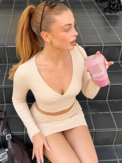 Ensemble crop top à manches longues décolleté en V plongeant et devant torsadé et mini-jupe moulante taille haute froncée