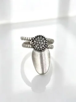 Ensemble de bagues de protection d'ongles vintage en argent ajustables creuses et ornées de strass. Bijoux pour ongles.