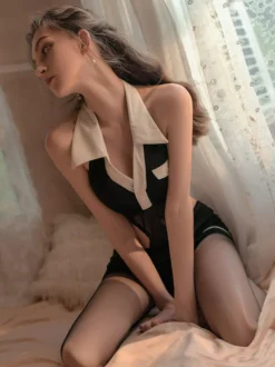 Ensemble de lingerie cosplay hôtesse de l'air : body dos nu en résille ajourée avec mini-jupe.