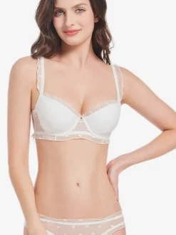 Ensemble de lingerie de mariée : soutien-gorge et culotte à armatures en dentelle à cils et résille à cœurs.
