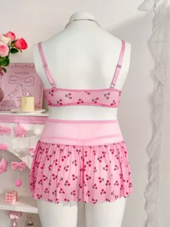 Ensemble de lingerie grande taille : soutien-gorge en résille imprimé cerises et mini-jupe à volants