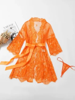 1. Ensemble de lingerie 2 pièces pour femme : kimono en dentelle florale transparente nuisette courte ceinturée et string.