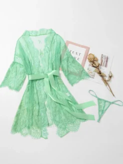 1. Ensemble de lingerie 2 pièces pour femme : kimono en dentelle florale transparente nuisette courte ceinturée et string.