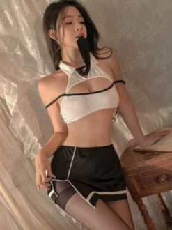 Ensemble de lingerie sexy pour cosplay d'écolière : haut court dos nu découpé mini-jupe.