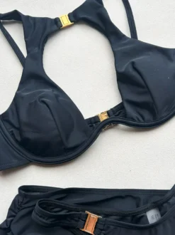 Ensemble de maillots de bain et cache-maillots noirs sexy à lacets et dos nu. Maillot de bain d'été