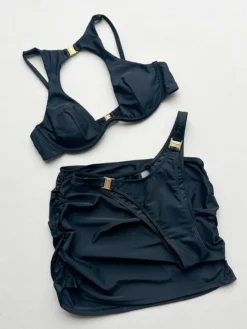 Ensemble de maillots de bain et cache-maillots noirs sexy à lacets et dos nu. Maillot de bain d'été
