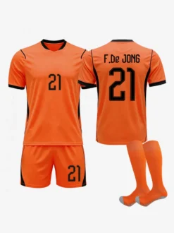 Ensemble de 3 maillots domicile de l'équipe nationale de football des Pays-Bas (2026) : Virgil (n° 4) De Jong (n° 21) et De Jong (n° 21).