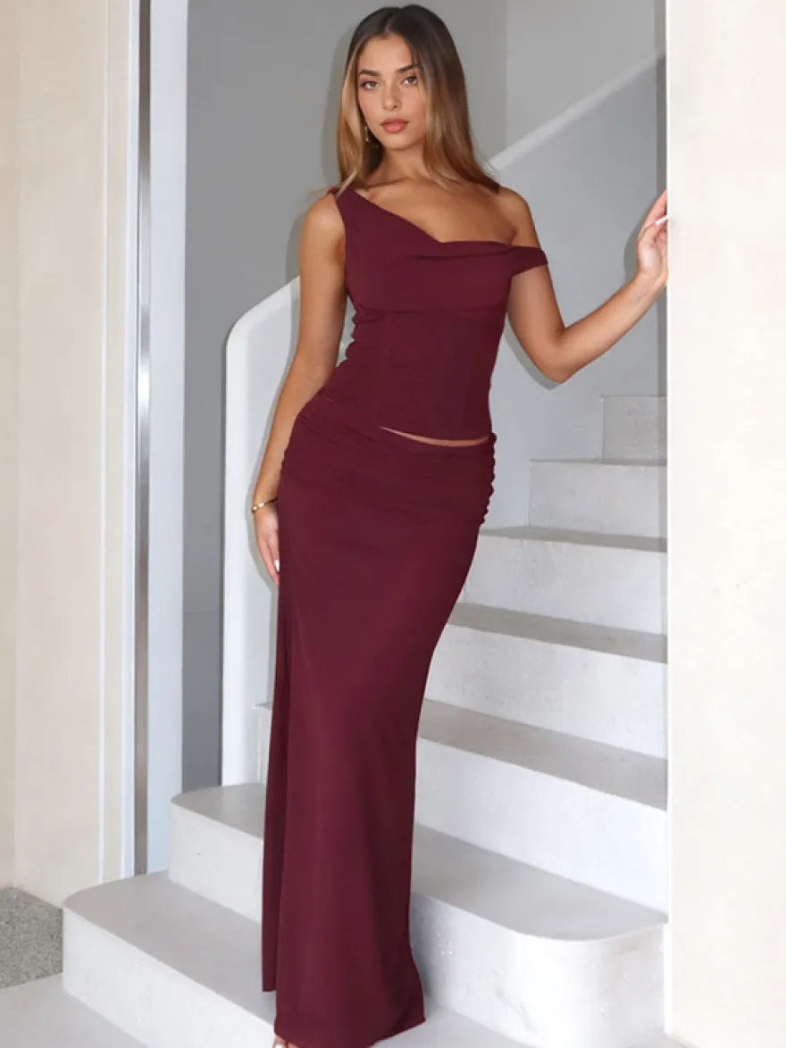 Ensemble deux pièces bordeaux chic pour rendez-vous : jupe sans manches dos nu à col en V