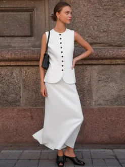 Ensemble deux pièces : boutons blancs col rond chic jupe sans manches.