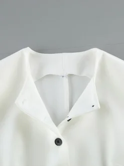 Ensemble deux pièces : boutons blancs col rond chic jupe sans manches.