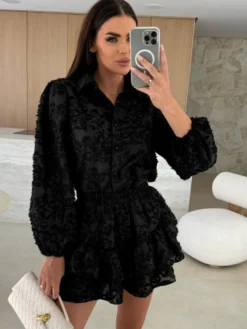 Ensemble deux pièces chemise en dentelle et short chemisier à manches longues et revers jupe courte à volants superposés tenue blanche décontractée