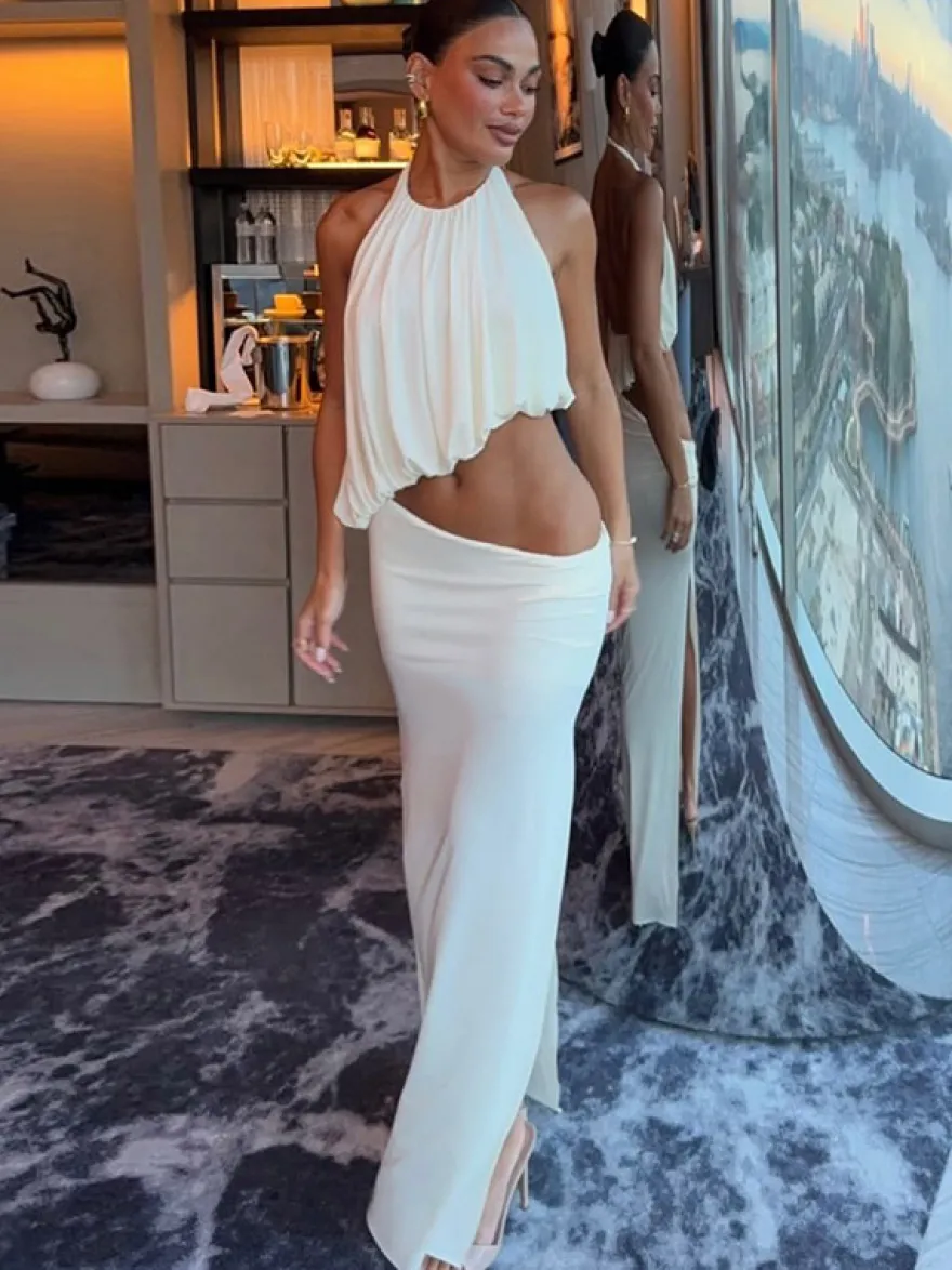 Ensemble deux pièces composé d'un crop top dos nu à bretelles et d'une jupe longue fendue.