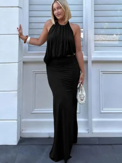 Ensemble deux pièces composé d'un crop top dos nu à bretelles et d'une jupe longue fendue.
