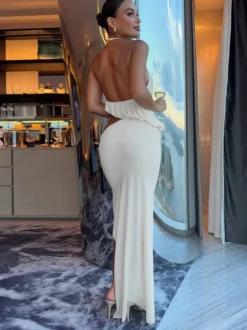Ensemble deux pièces composé d'un crop top dos nu à bretelles et d'une jupe longue fendue.