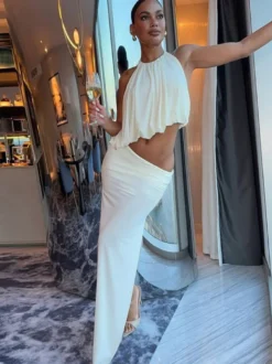 Ensemble deux pièces composé d'un crop top dos nu à bretelles et d'une jupe longue fendue.