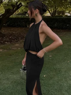 Ensemble deux pièces composé d'un crop top dos nu à bretelles et d'une jupe longue fendue.