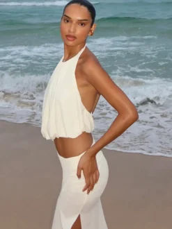 Ensemble deux pièces composé d'un crop top dos nu à bretelles et d'une jupe longue fendue.