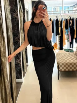 Ensemble deux pièces composé d'un crop top dos nu à bretelles et d'une jupe longue fendue.