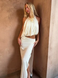 Ensemble deux pièces composé d'un crop top dos nu à bretelles et d'une jupe longue fendue.