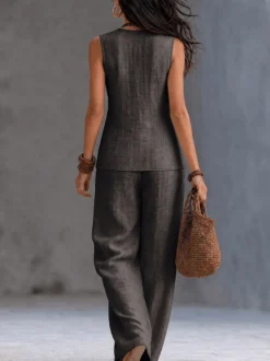 Ensemble deux pièces en lin mélangé pour femme : haut cache-cœur sans manches à col en V et pantalon large.