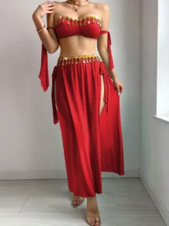 Ensemble deux pièces : haut à épaules dénudées à nouer jupe longue en mousseline fendue et pompon doré costume