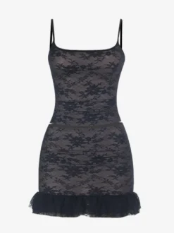 Ensemble deux pièces jupe courte à bretelles et dos nu en dentelle noire