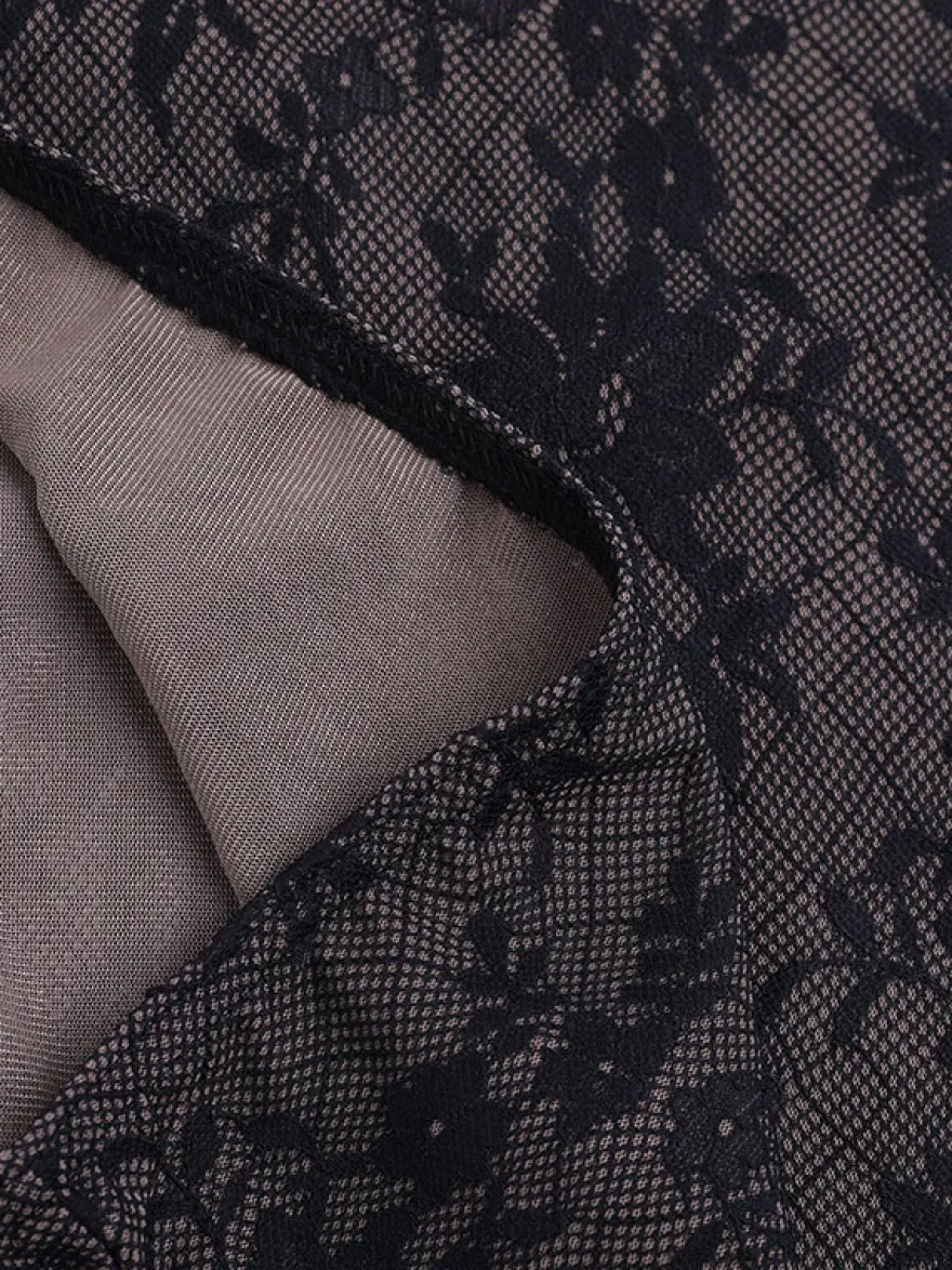 Ensemble deux pièces jupe courte à bretelles et dos nu en dentelle noire