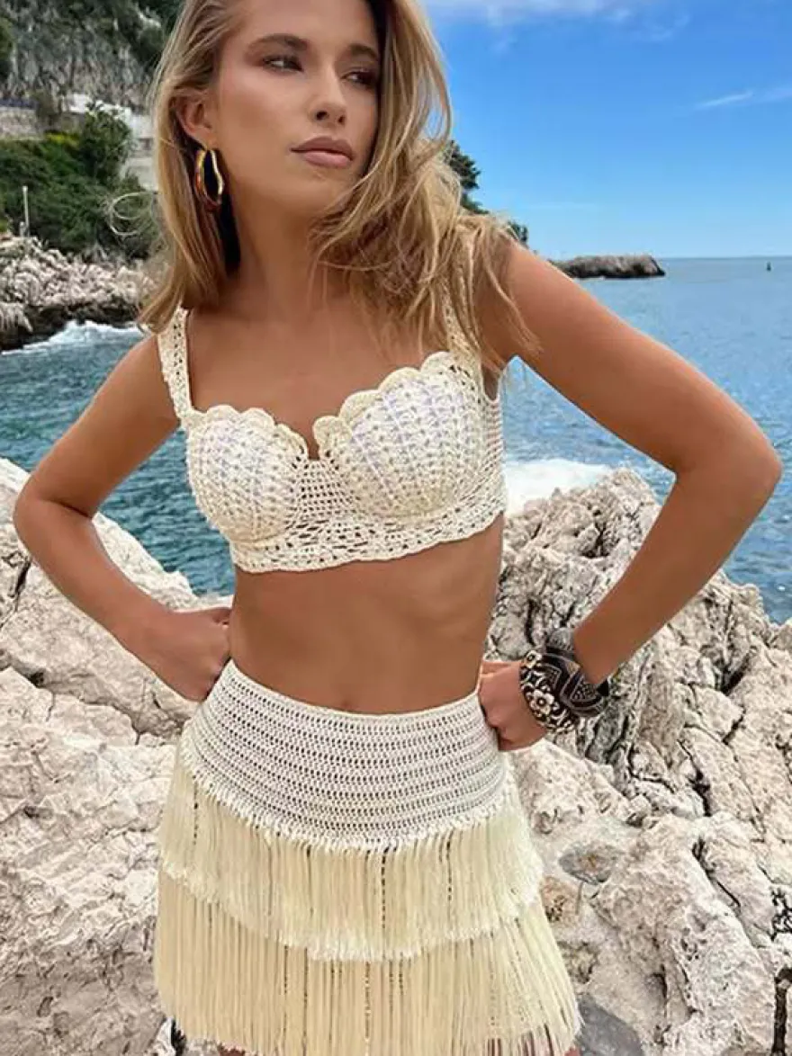 Ensemble deux pièces jupe et haut sans manches à franges style plage chic col trapèze écru et blanc.