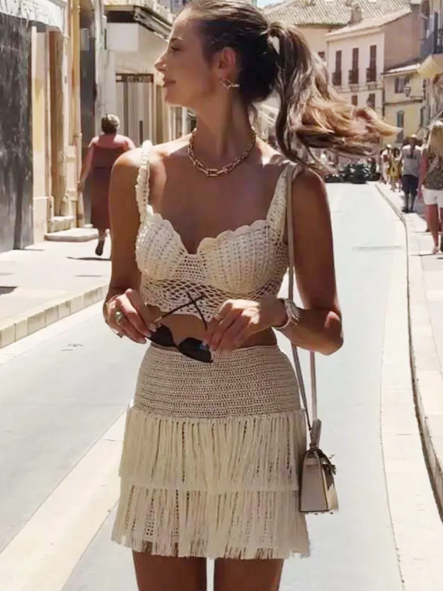 Ensemble deux pièces jupe et haut sans manches à franges style plage chic col trapèze écru et blanc.
