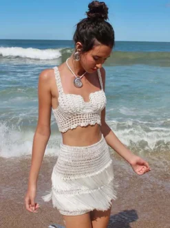 Ensemble deux pièces jupe et haut sans manches à franges style plage chic col trapèze écru et blanc.