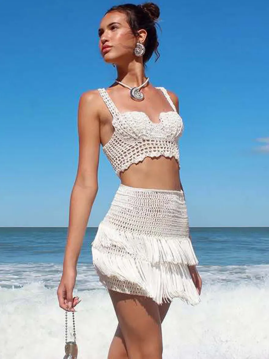 Ensemble deux pièces jupe et haut sans manches à franges style plage chic col trapèze écru et blanc.